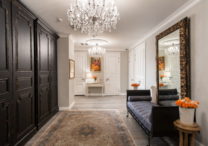 spiegel in het interieur van de gang in klassieke stijl