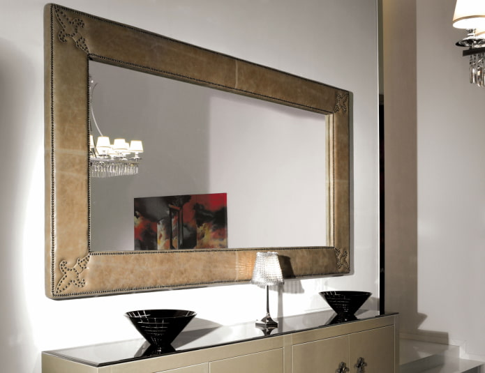spiegel in een leren frame in het interieur van de gang