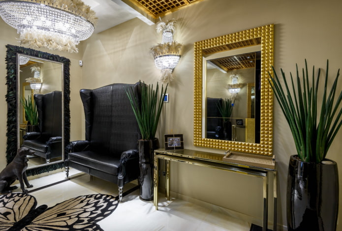 spiegel in een gouden lijst in het interieur van de gang