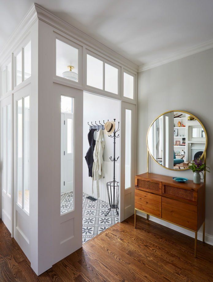 ronde spiegel in het interieur van de gang