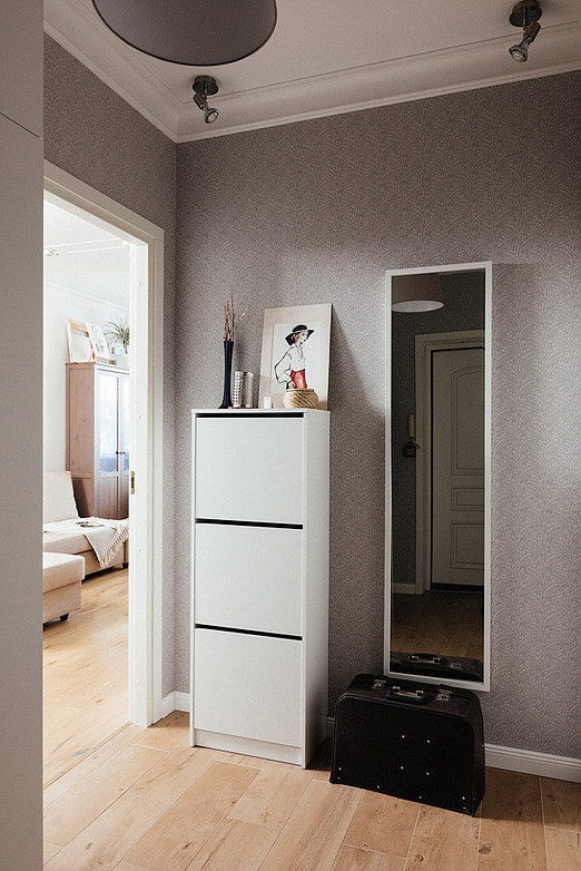 smalle spiegel in het interieur van de gang