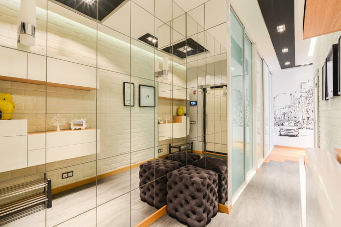 spiegel in het interieur van de gang in een moderne stijl