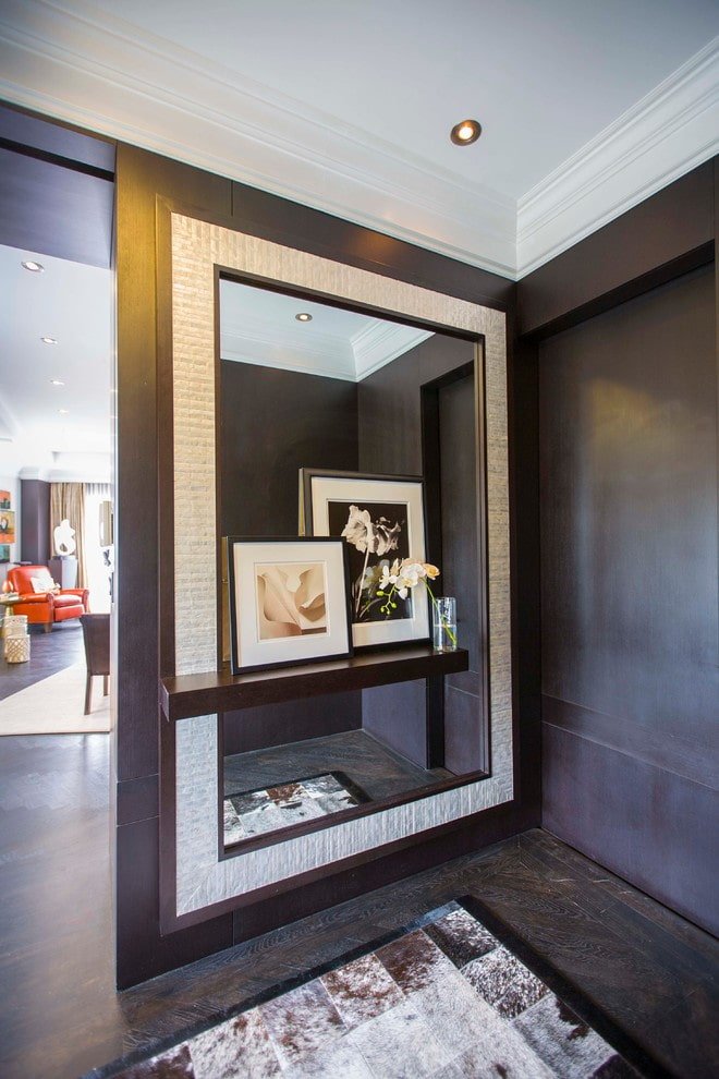 spiegel met een plank in het interieur van de gang