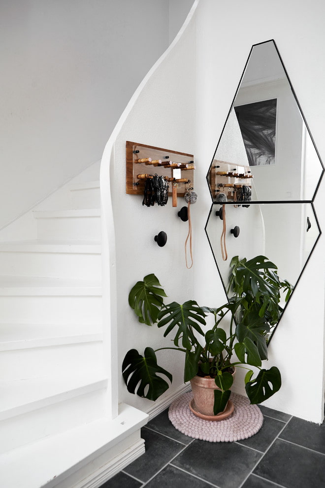 figuratieve spiegel in het interieur van de gang