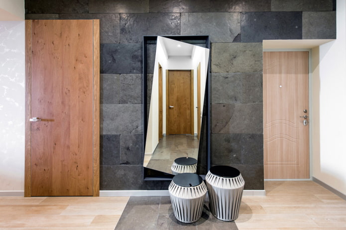 spiegel in het interieur van de gang in een moderne stijl