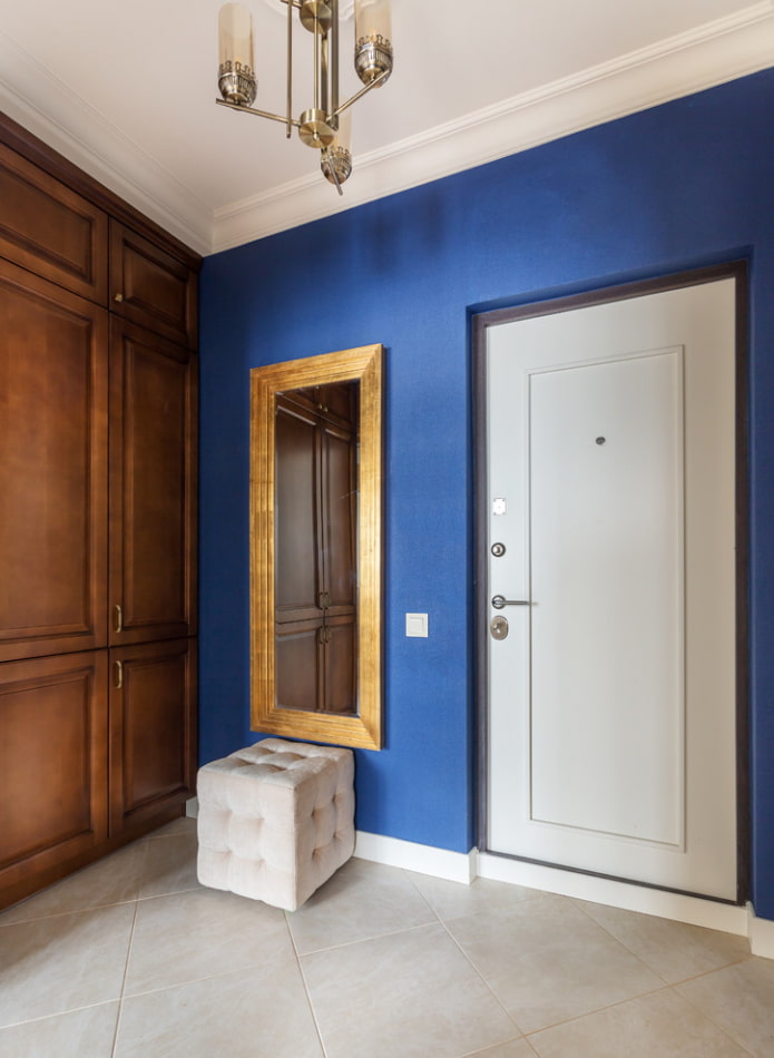 rechthoekige spiegel in het interieur van de gang