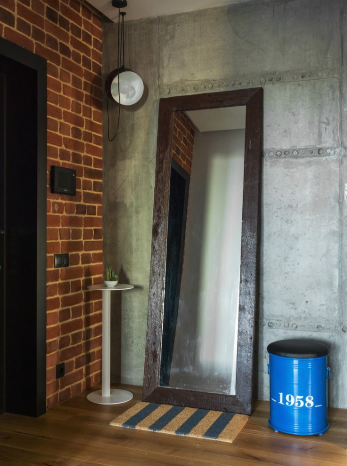 Spiegel in het interieur van de hal in loftstijl