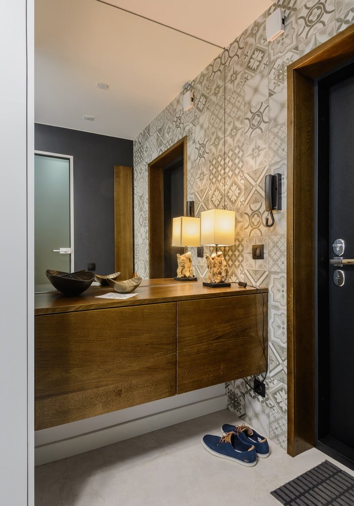 spiegel ingebouwd in de muur in het interieur van de gang