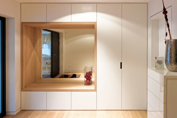 spiegel in een nis in het interieur van de gang