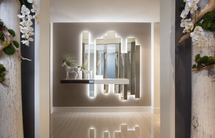 spiegelpaneel in het interieur van de gang