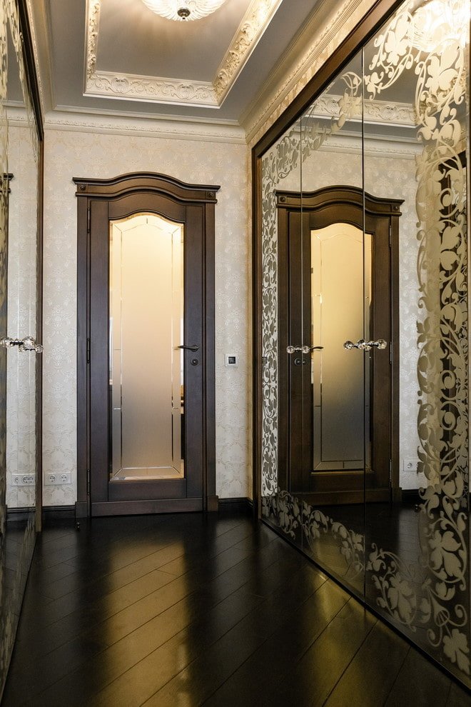 Spiegel met zandstraalpatronen in het interieur van de gang