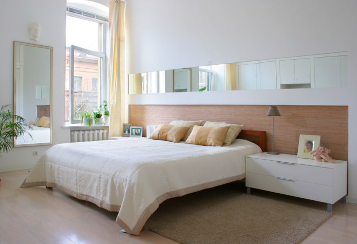 spiegel gemonteerd in een muur in het interieur van de slaapkamer