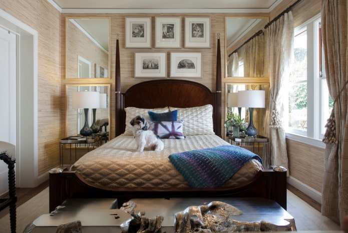 spiegel aan de zijkanten van het bed in het slaapkamerinterieur