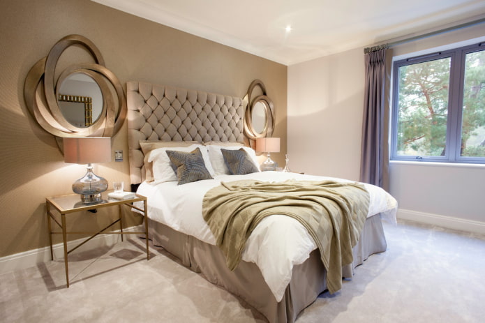 spiegel aan de zijkanten van het bed in het slaapkamerinterieur