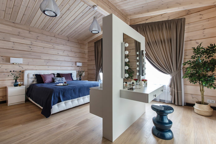 spiegel met een tafel in het slaapkamerinterieur
