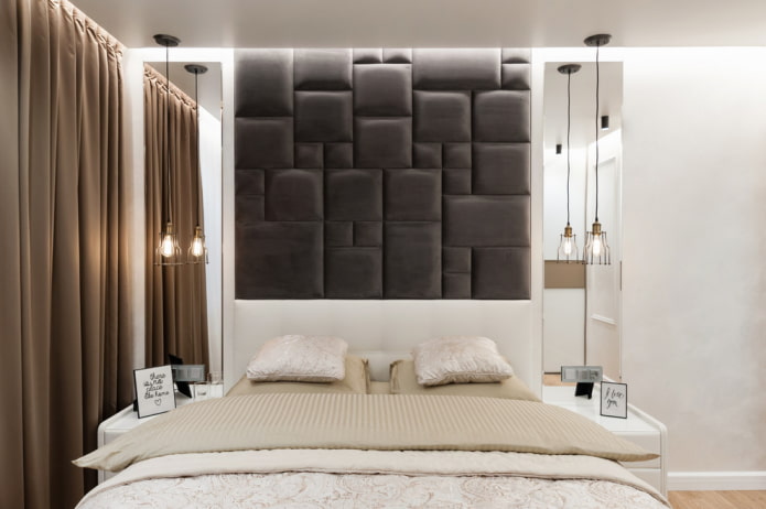 spiegel aan de zijkanten van het bed in het slaapkamerinterieur