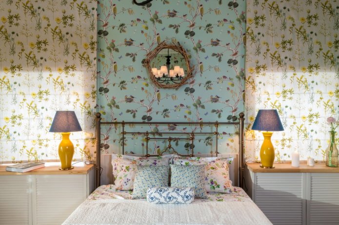 spiegeldecoratie in het slaapkamerinterieur