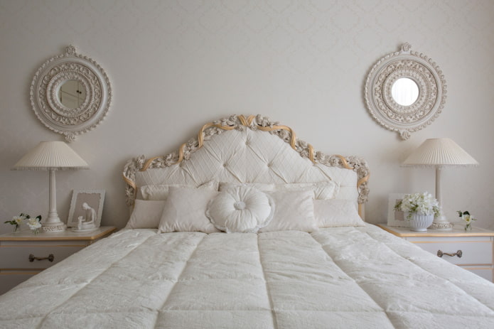 spiegeldecoratie in het slaapkamerinterieur