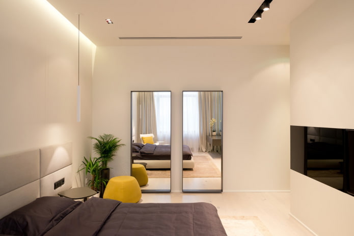 spiegel tegenover het raam in het interieur van de slaapkamer