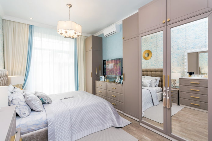 spiegel ingebouwd in een kast in het interieur van de slaapkamer