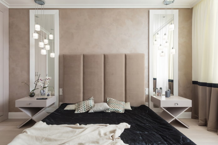 spiegels met lampen in het slaapkamerinterieur