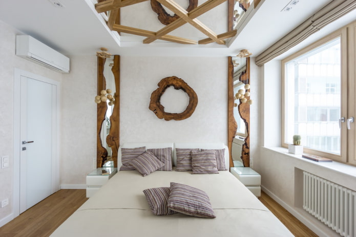 spiegel aan het plafond in het interieur van de slaapkamer