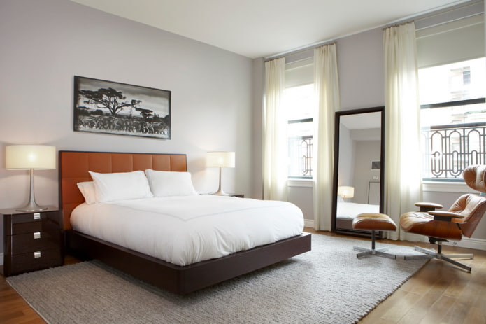 Spiegel in het interieur van de slaapkamer in een moderne stijl