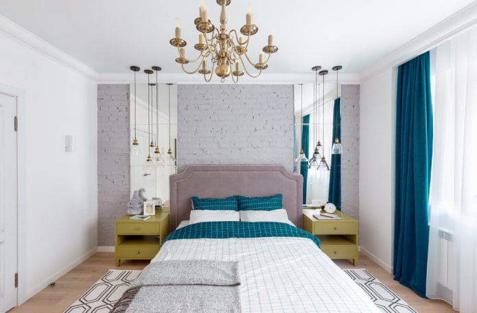 spiegels met lampen in het slaapkamerinterieur