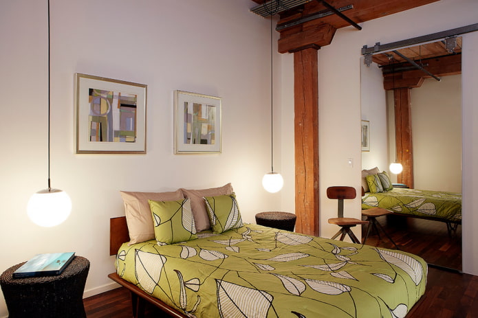 spiegel op ware grootte in het slaapkamerinterieur