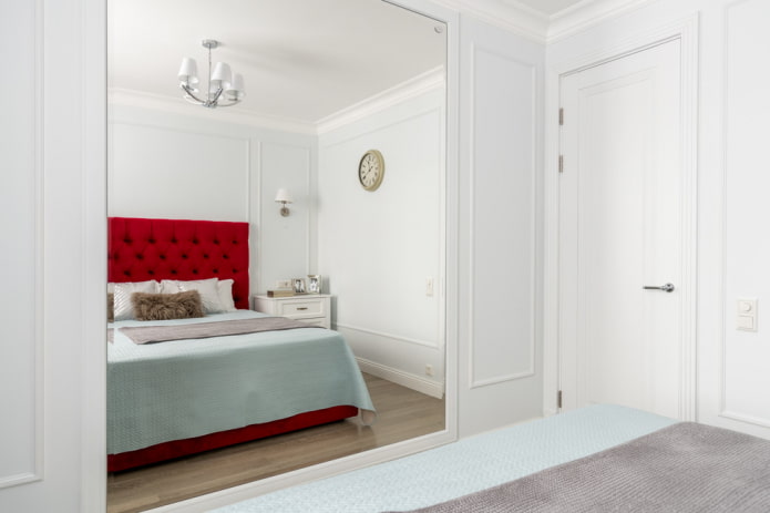 spiegel op ware grootte in het slaapkamerinterieur