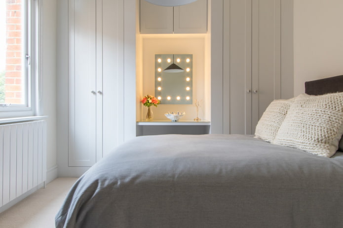 spiegel met lampen rondom de omtrek in de slaapkamer