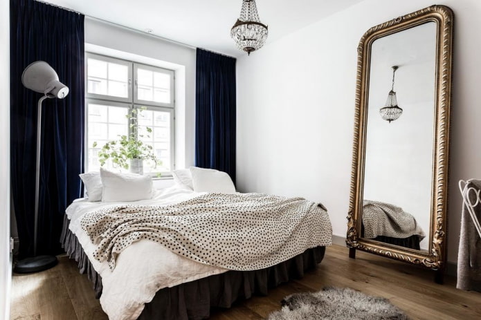 staande spiegel in het slaapkamerinterieur