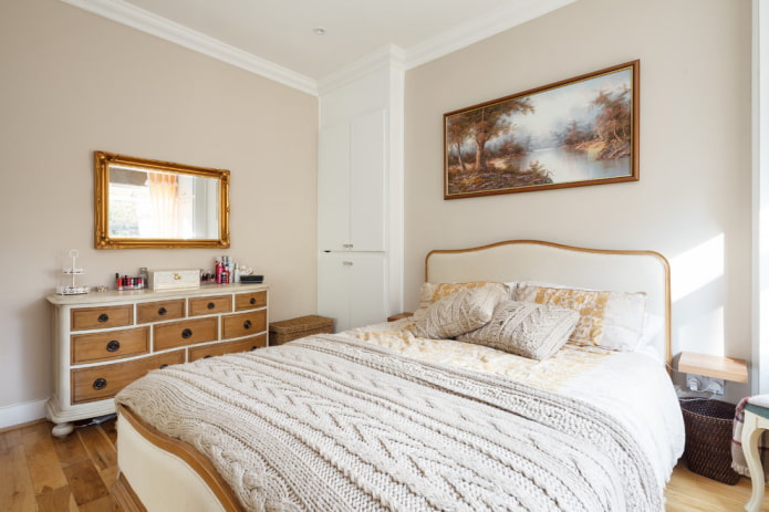 Spiegel in het interieur van de slaapkamer in een klassieke stijl