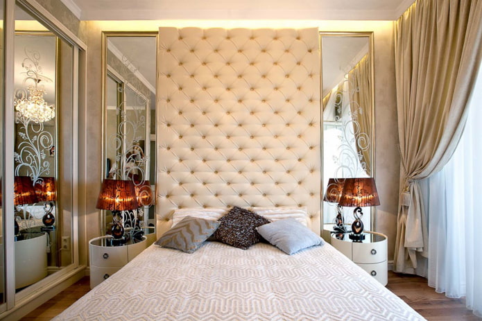 spiegels met patronen in het slaapkamerinterieur