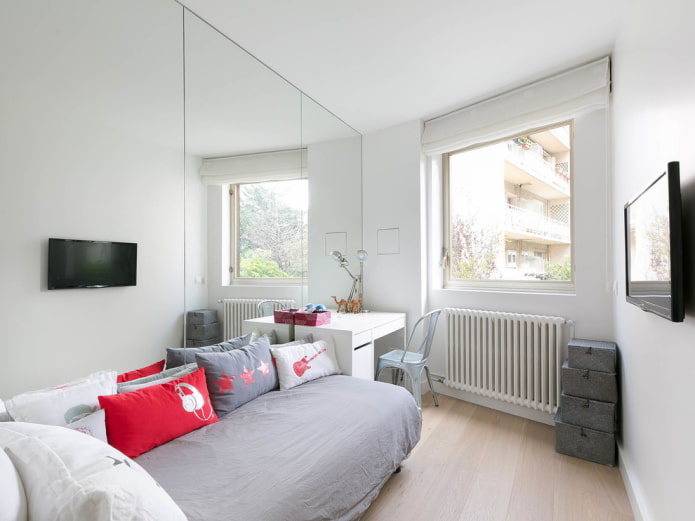 spiegel aan de hele muur in het slaapkamerinterieur