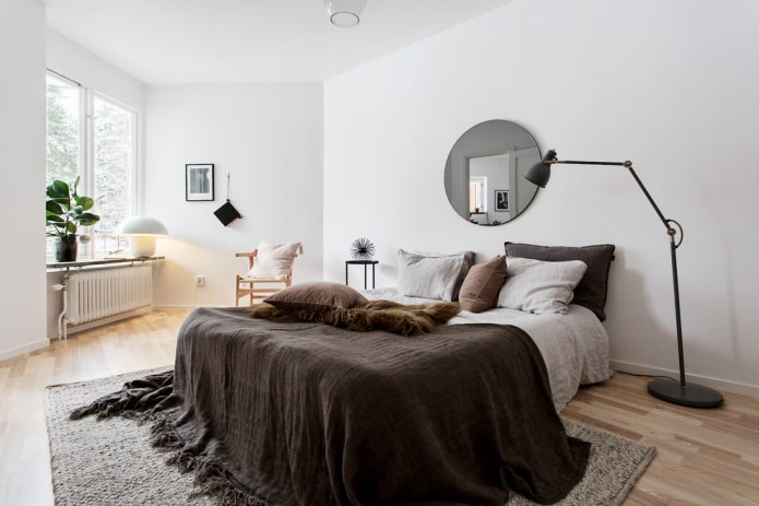 ronde spiegel in het interieur van de slaapkamer