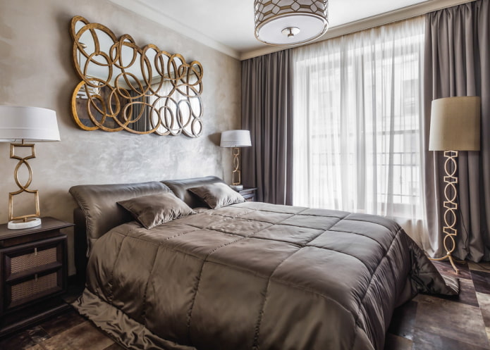 spiegel boven het bed in het slaapkamerinterieur