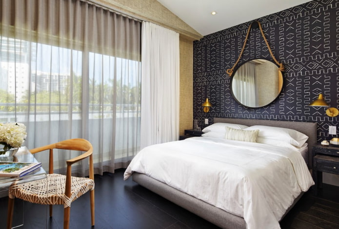spiegel boven het bed in het interieur van de slaapkamer