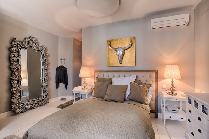 spiegel in een zilveren lijst in het interieur van de slaapkamer