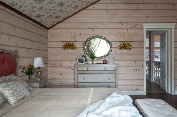 spiegel met een wandlamp in het slaapkamerinterieur
