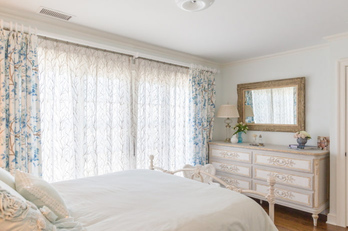 spiegel in het interieur van de slaapkamer in Proven?aalse stijl