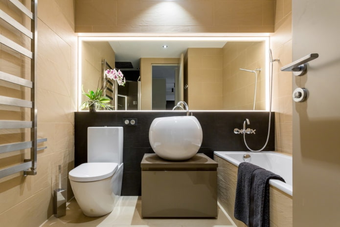 spiegel ingebouwd in de muur in het badkamerinterieur