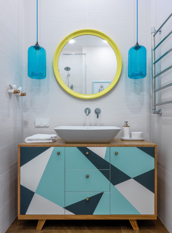 ronde spiegel in het interieur van de badkamer