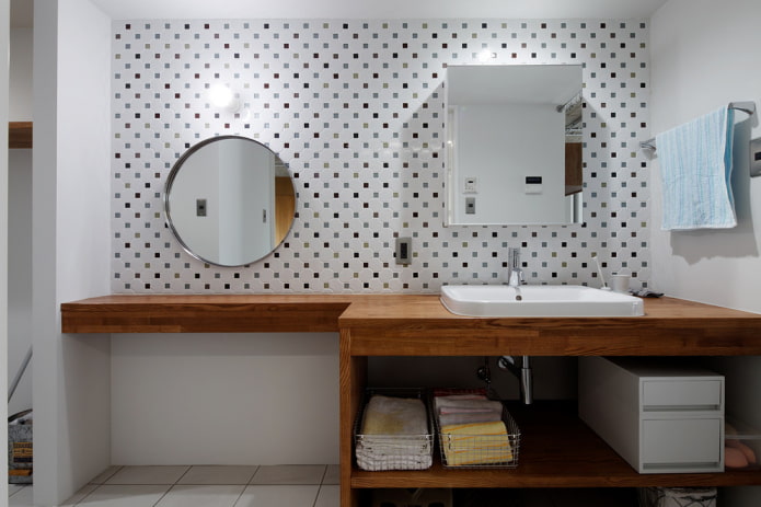 twee spiegels aan de muur in de badkamer