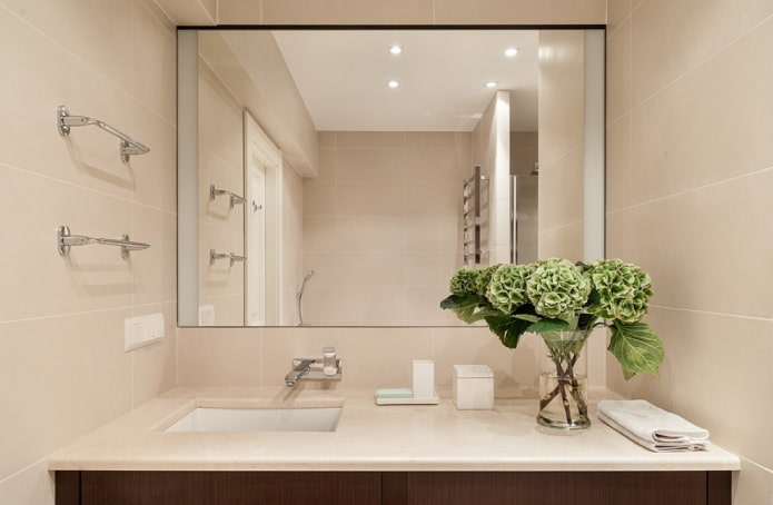 rechthoekige spiegel in het interieur van de badkamer