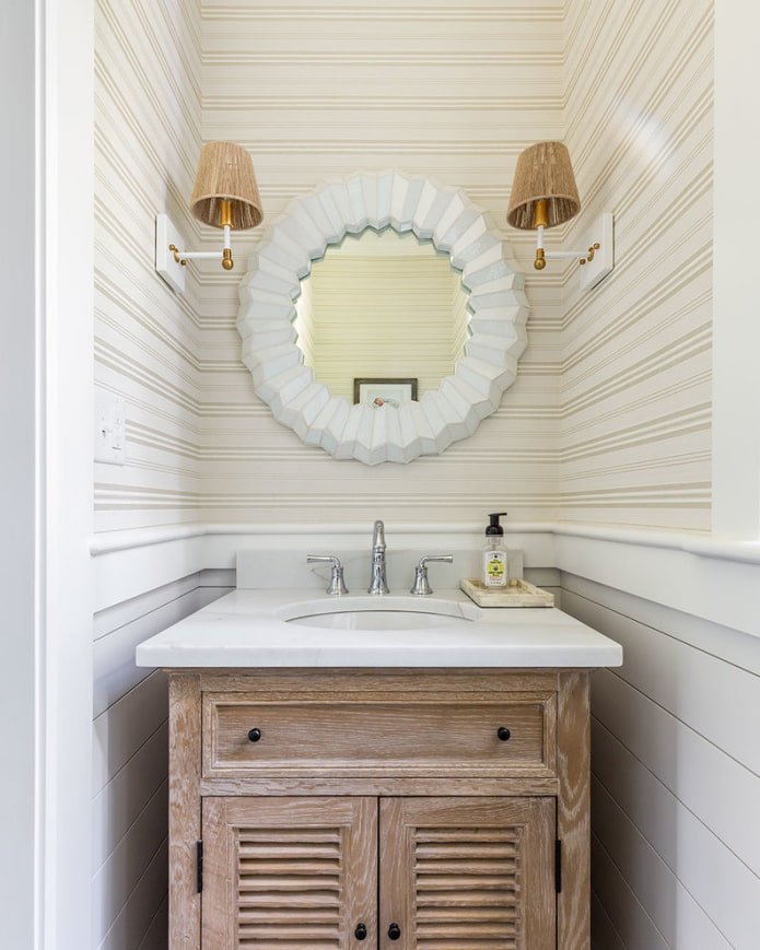 spiegel met wandlamp in het badkamerinterieur