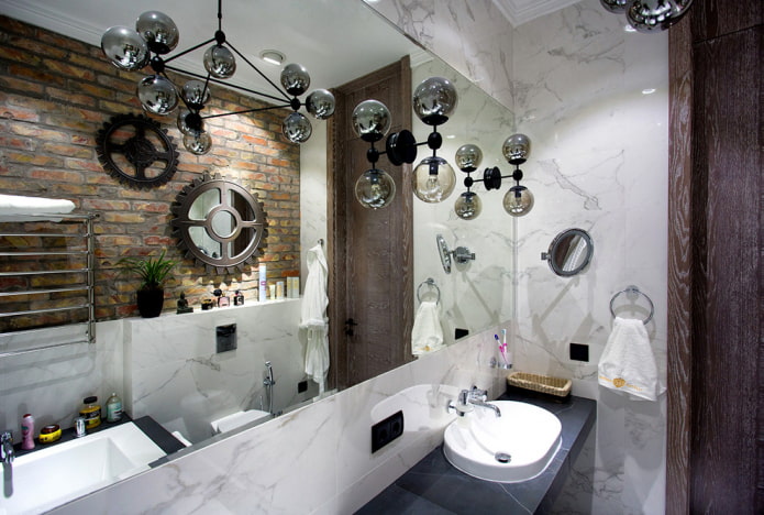 spiegel in het badkamerinterieur in loftstijl