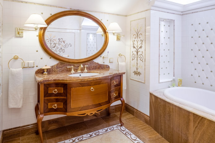 ovale spiegel in het badkamerinterieur