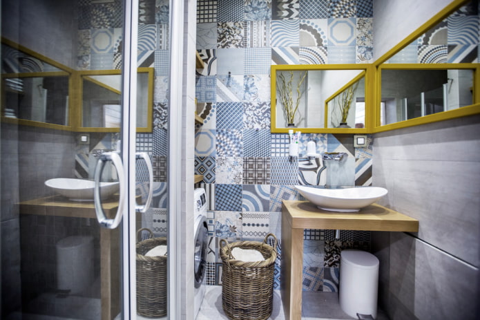 hoekspiegel in het badkamerinterieur
