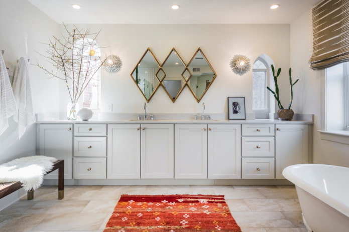 figuratieve spiegel in het interieur van de badkamer